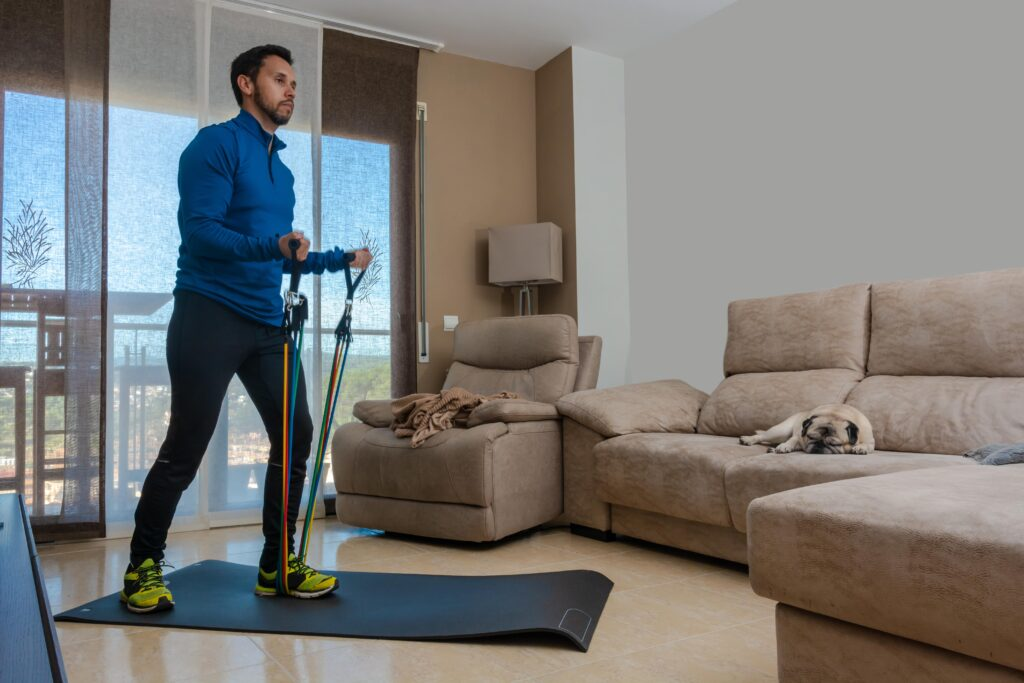 Exercícios com elástico: aplicativo com treinos para fazer em casa 6 Exercícios com elástico